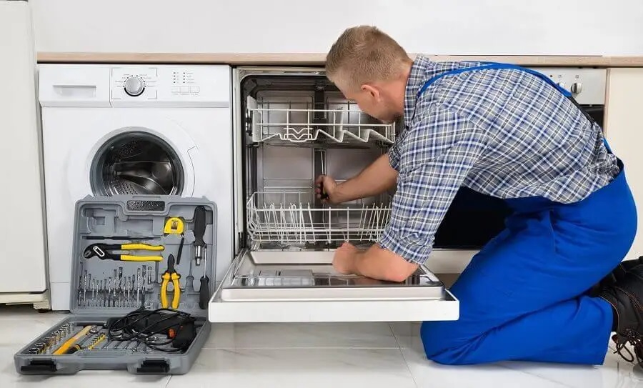 Şereflikoçhisar Miele servisi teknisyen ekibi beyaz eşya tamiri yaparken